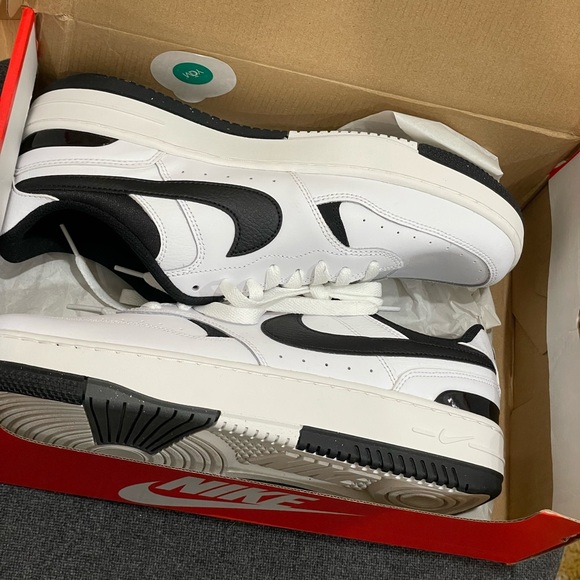 nike gamma force - brand new in box - M10.5 / W12 - Picture 3 of 4